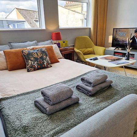 1-Bed Apartment, Close To Kensington Olympia With Free Wi-Fi & Netflix 런던 외부 사진
