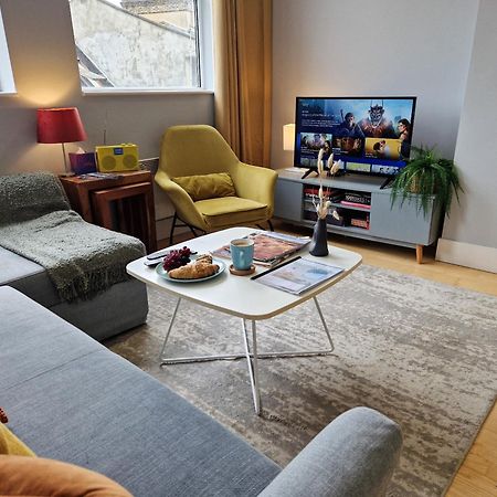 1-Bed Apartment, Close To Kensington Olympia With Free Wi-Fi & Netflix 런던 외부 사진