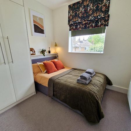 1-Bed Apartment, Close To Kensington Olympia With Free Wi-Fi & Netflix 런던 외부 사진