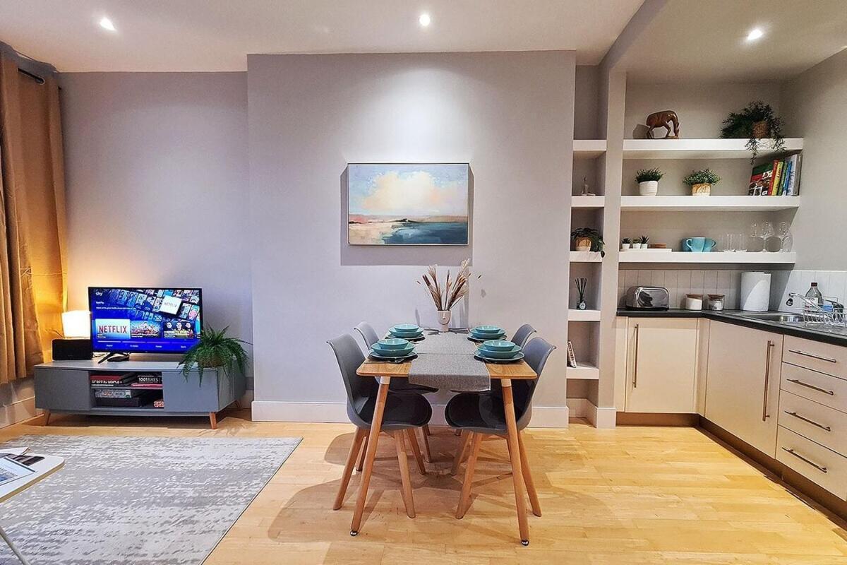 1-Bed Apartment, Close To Kensington Olympia With Free Wi-Fi & Netflix 런던 외부 사진