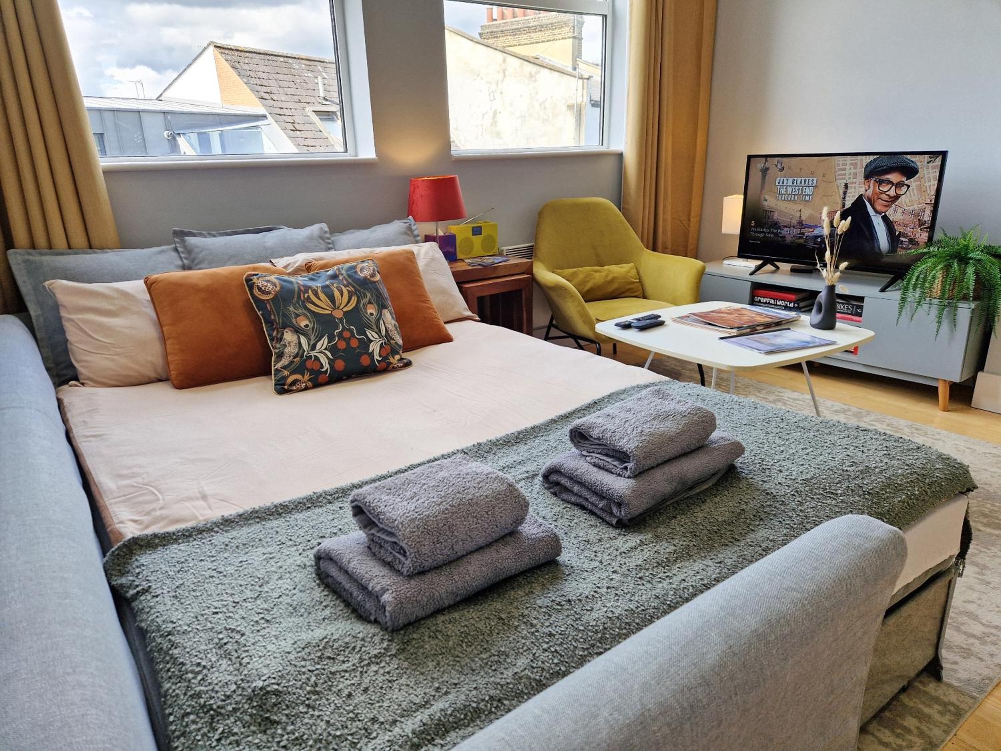 1-Bed Apartment, Close To Kensington Olympia With Free Wi-Fi & Netflix 런던 외부 사진