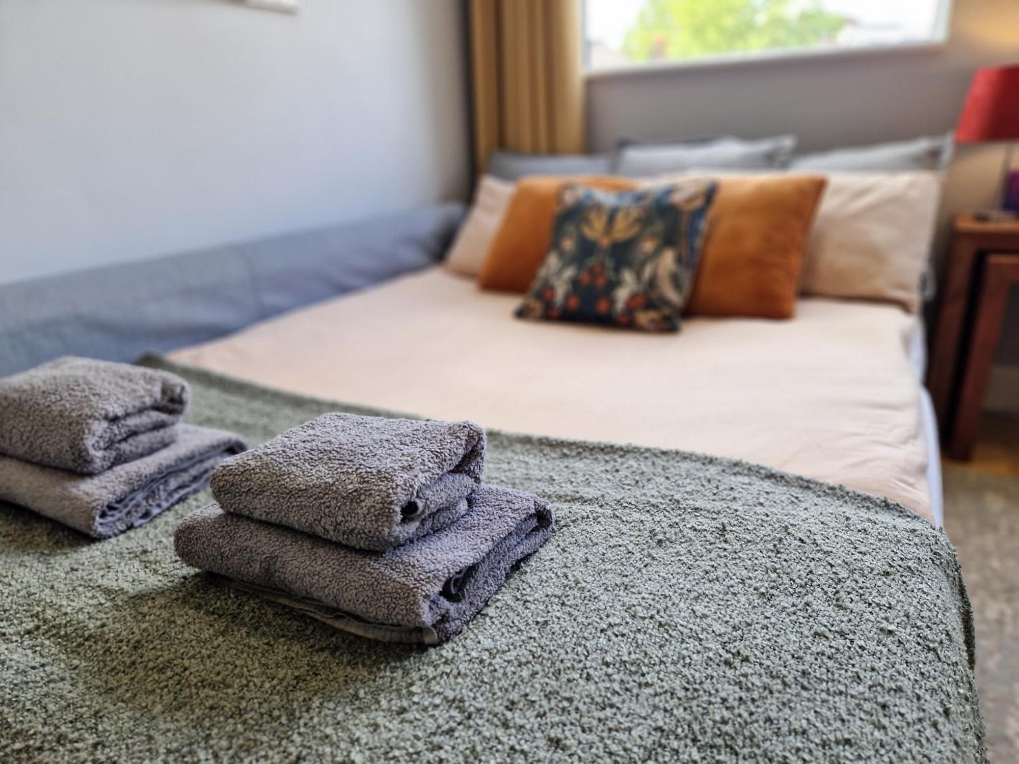 1-Bed Apartment, Close To Kensington Olympia With Free Wi-Fi & Netflix 런던 외부 사진