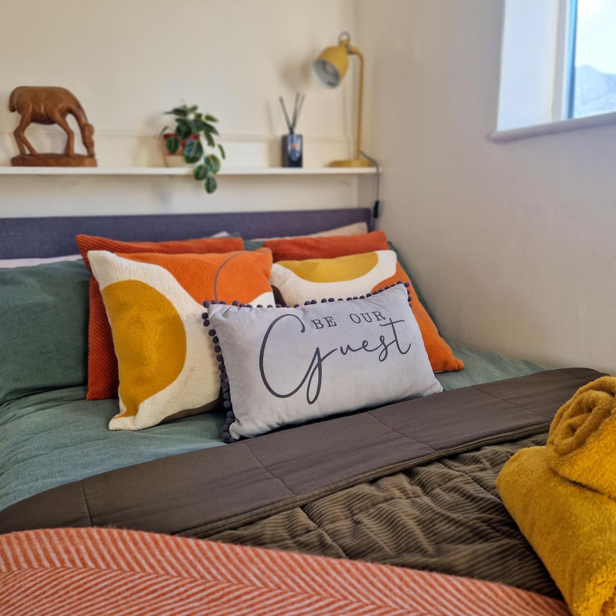 1-Bed Apartment, Close To Kensington Olympia With Free Wi-Fi & Netflix 런던 외부 사진