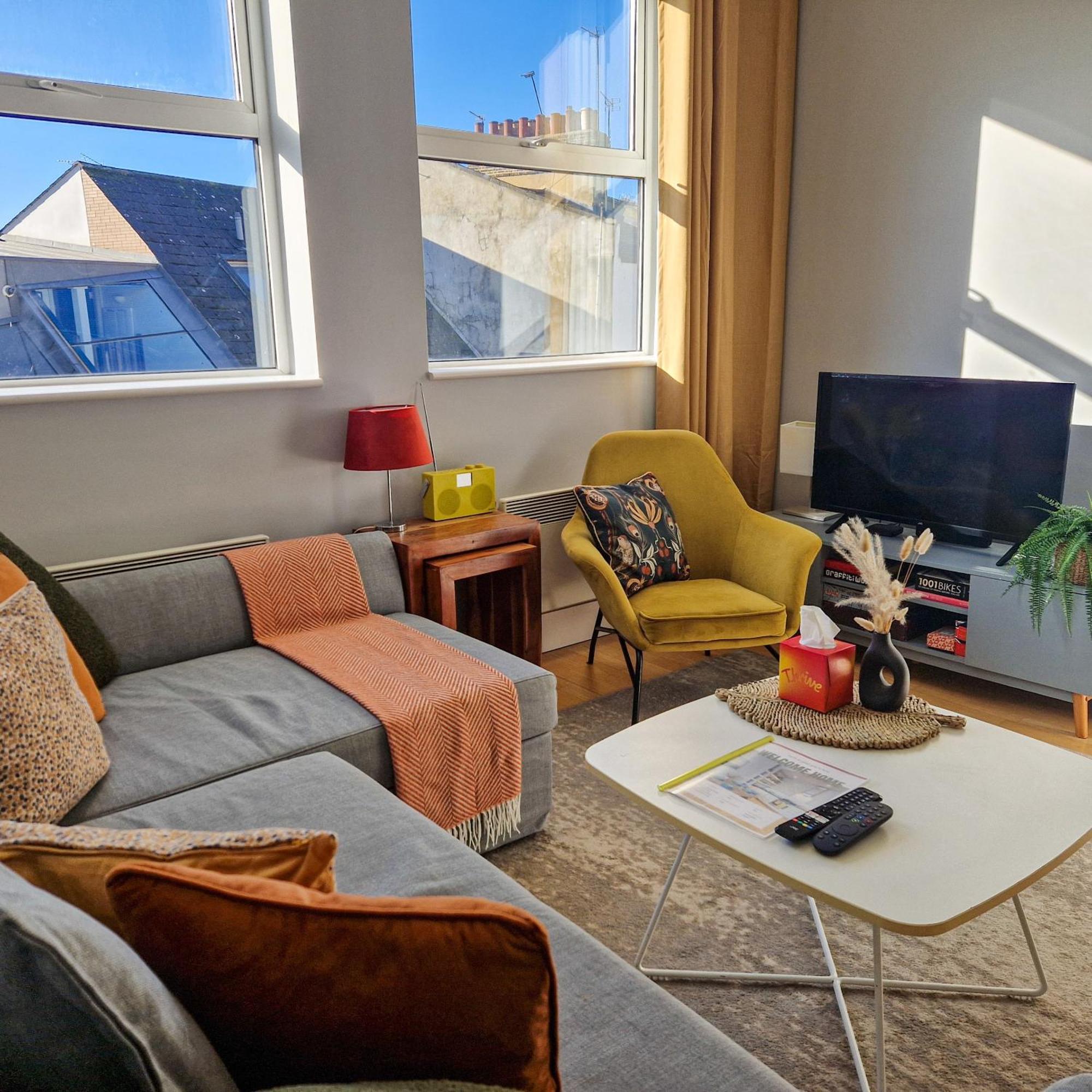 1-Bed Apartment, Close To Kensington Olympia With Free Wi-Fi & Netflix 런던 외부 사진